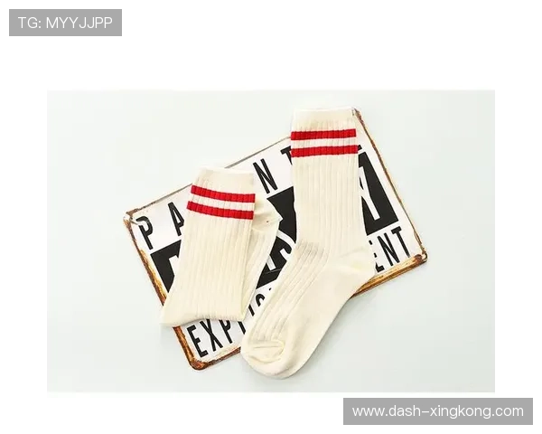 足球短袜球星独特风格引领球场新潮流展现青春活力姿态